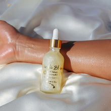 Load image into Gallery viewer, Perfume Shimmer Oil - Vanilla
